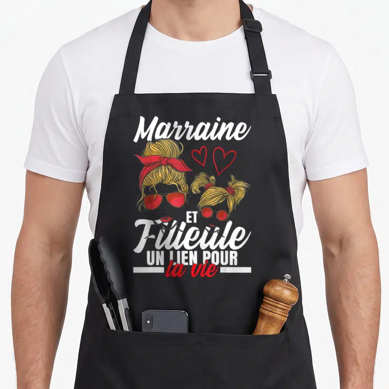 Tablier de cuisine noir avec illustration marraine et filleule aux verres rouges et coiffes colorées.