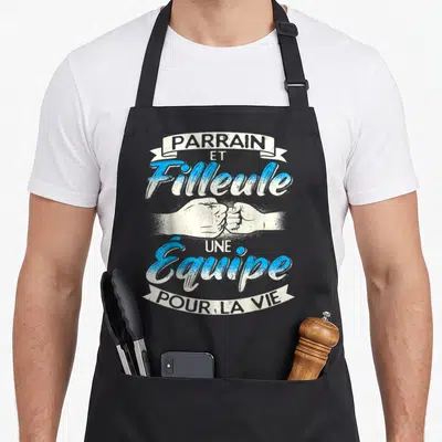 Tablier de cuisine noir avec inscription Parrain et Filleule Une Équipe Pour La Vie et deux poings qui se touchent.
