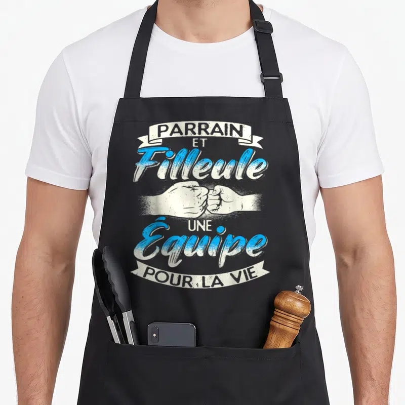 Tablier de cuisine noir avec inscription Parrain et Filleule Une Équipe Pour La Vie et deux poings qui se touchent.