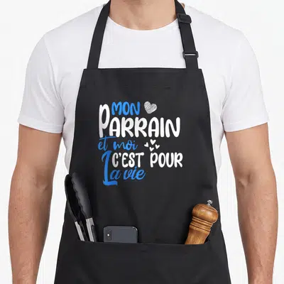 Tablier de cuisine noir avec inscription Mon parrain et moi c'est pour la vie en blanc et bleu.