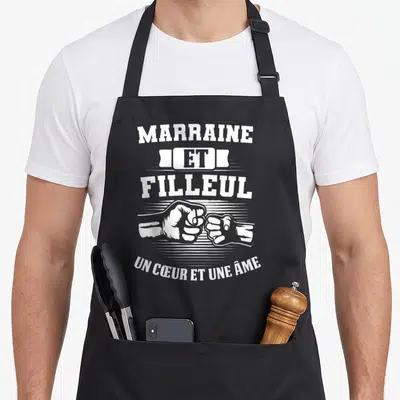 Tablier de cuisine noir avec inscription Marraine et Filleul Un cœur et une âme et deux poings qui se touchent.