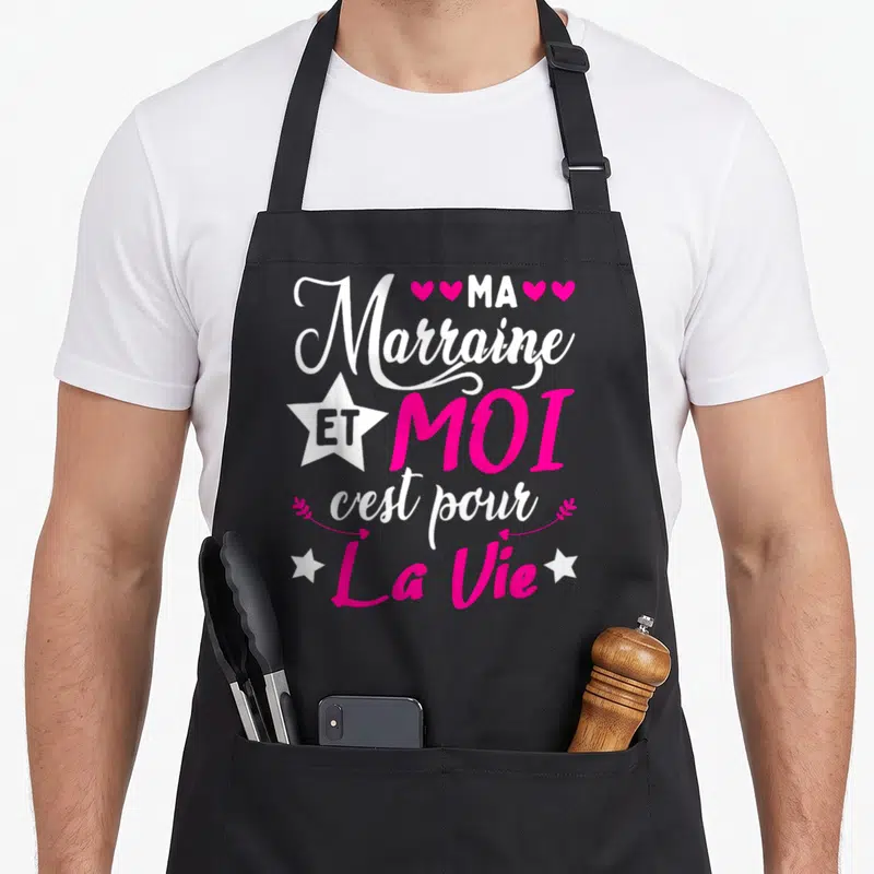 Tablier de cuisine noir avec inscription Ma Marraine et Moi c'est pour La Vie en rose et blanc orné d'étoiles et de coeurs.