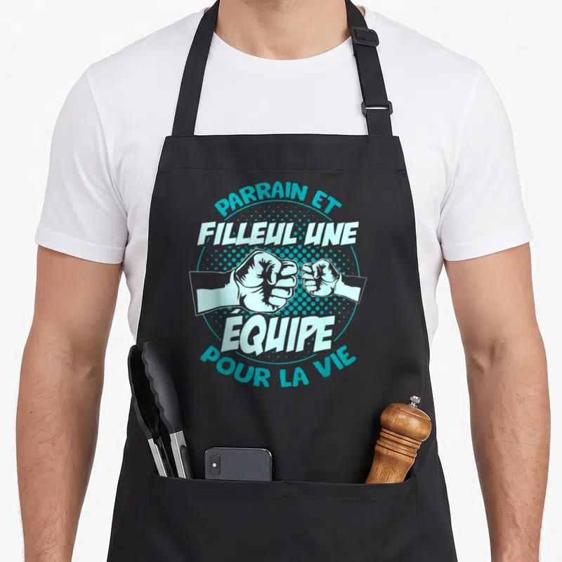 Tablier de cuisine noir avec inscription Filleul une équipe pour la vie et deux poings qui se tapent dans le main.
