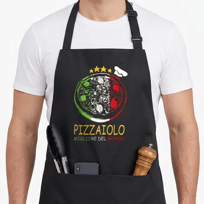 Tablier de cuisine noir avec illustration pizza tricolore, étoiles dorées et texte Pizzaiolo Migliore del Mondo en bas.