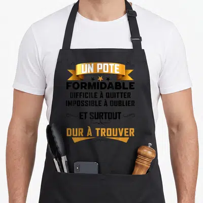Tablier de cuisine noir avec un pote formidable difficile à quitter impossible à oublier et surtout dur à trouver imprimé en lettres noires et dorées.