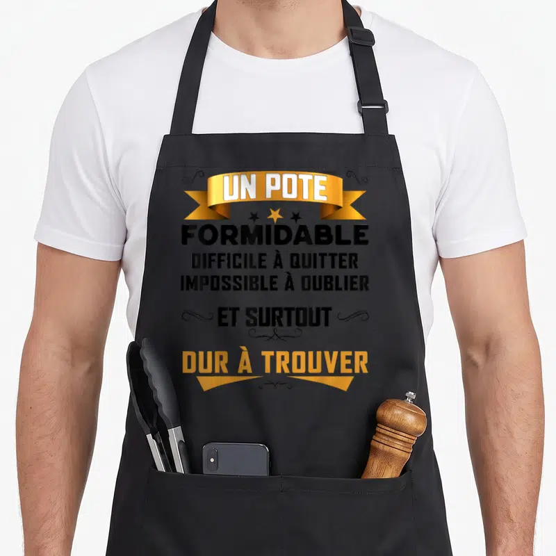 Tablier de cuisine noir avec un pote formidable difficile à quitter impossible à oublier et surtout dur à trouver imprimé en lettres noires et dorées.