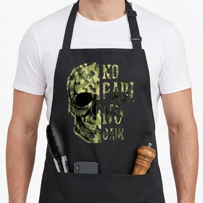 Tablier de cuisine noir avec illustration de crâne camouflé et texte No Pain No Gain vertical.