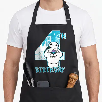 Tablier de cuisine noir avec Baymax tenant un cupcake devant le chiffre 4 TH anniversaire en bleu cyan.