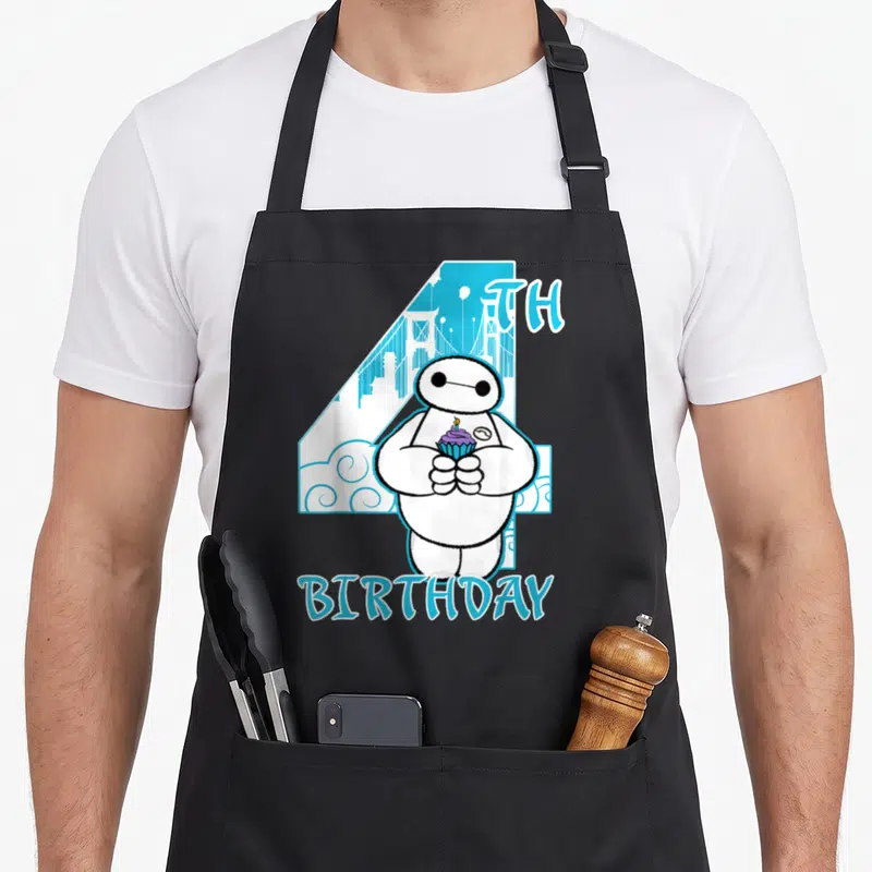 Tablier de cuisine noir avec Baymax tenant un cupcake devant le chiffre 4 TH anniversaire en bleu cyan.