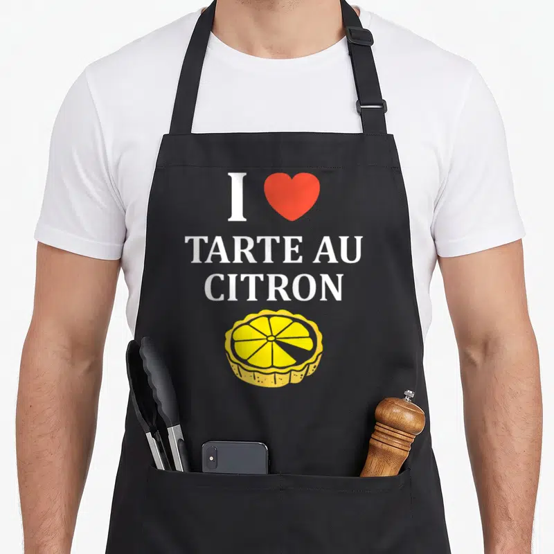 Tablier de cuisine noir avec le texte I love Tarte au Citron et une tarte jaune imprimée au centre.