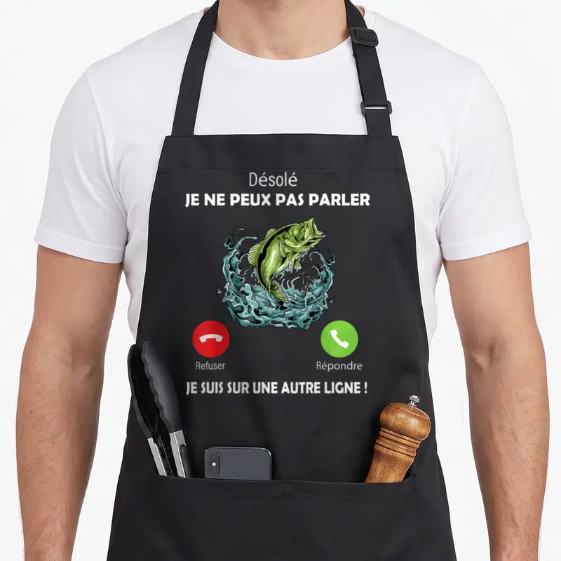 Tablier de cuisine noir avec un brochet vert sautant dans l'eau et des icônes de téléphone rouge et vert.
