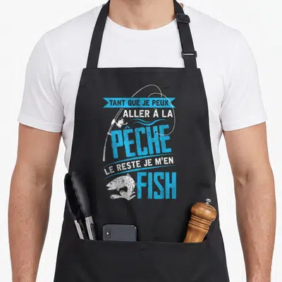 Tablier de cuisine noir avec inscription bleue et blanche sur la pêche et illustration de poisson sautant.