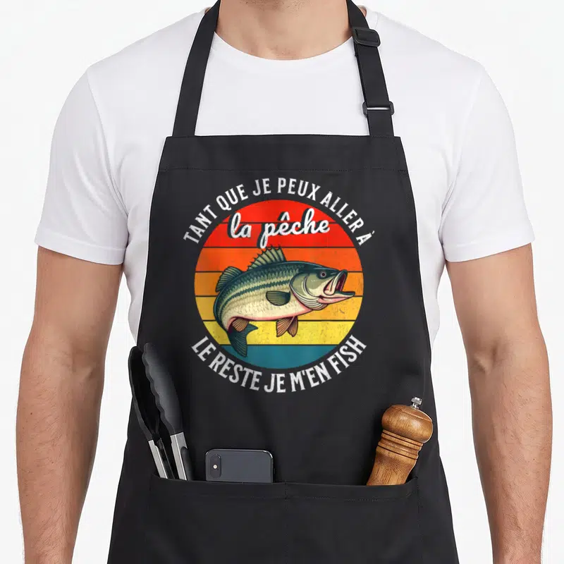 Tablier de cuisine noir avec illustration rétro d'un brochet et texte blanc sur fond circulaire coloré.
