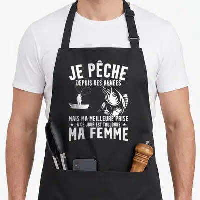 Tablier de cuisine noir avec silhouette pêcheur et gros poisson sautant en blanc.