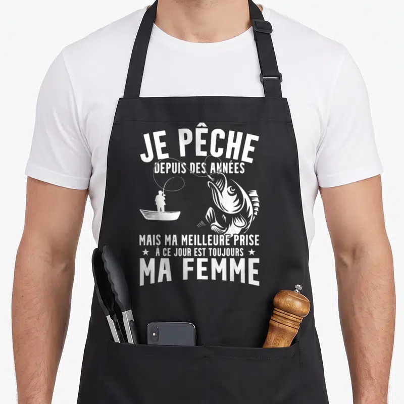Tablier de cuisine noir avec silhouette pêcheur et gros poisson sautant en blanc.