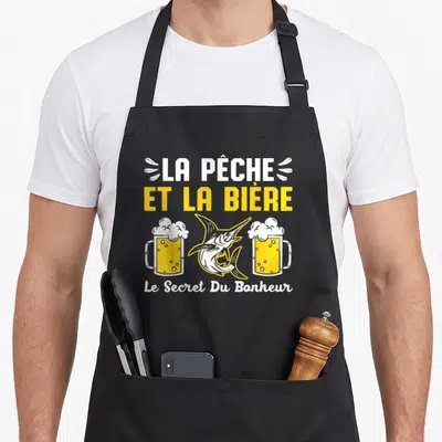 Tablier de cuisine noir avec un espadon sautant entre deux verres de bière et le texte La Pêche et la Bière.