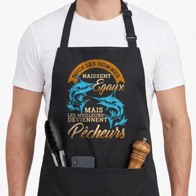 Tablier de cuisine noir avec inscription Tous les hommes naissent égaux mais les meilleurs deviennent pêcheurs surmontant deux marlins bleus.