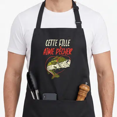 Tablier de cuisine noir avec cette fille aime pêcher et illustration de brochet dans un cœur rouge.