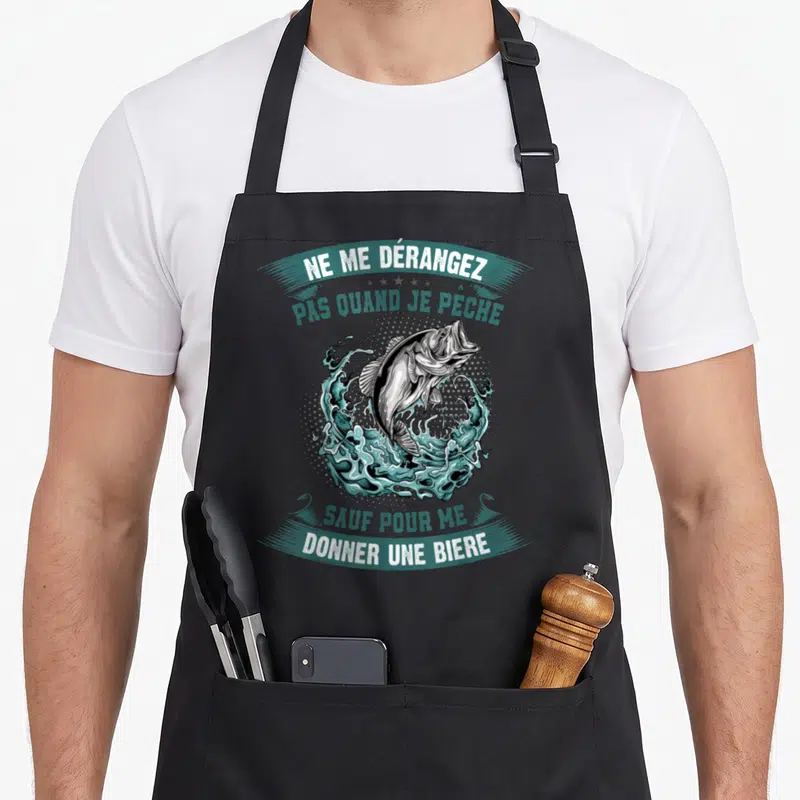 Tablier de cuisine noir avec un brochet sautant et le texte Ne me dérangez pas quand je pêche sauf pour me donner une bière.