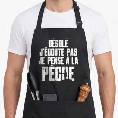 Tablier de cuisine noir avec inscription blanche désolé j'écoute pas je pense à la pêche et silhouette de pêcheur.