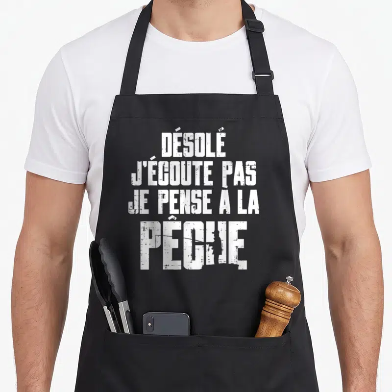 Tablier de cuisine noir avec inscription blanche désolé j'écoute pas je pense à la pêche et silhouette de pêcheur.