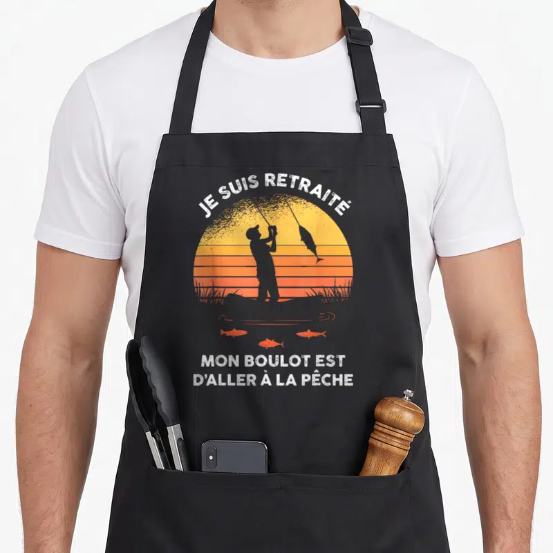 Tablier de cuisine noir avec silhouette pêcheur et texte Je suis retraité mon boulot est d'aller à la pêche sur fond orange.