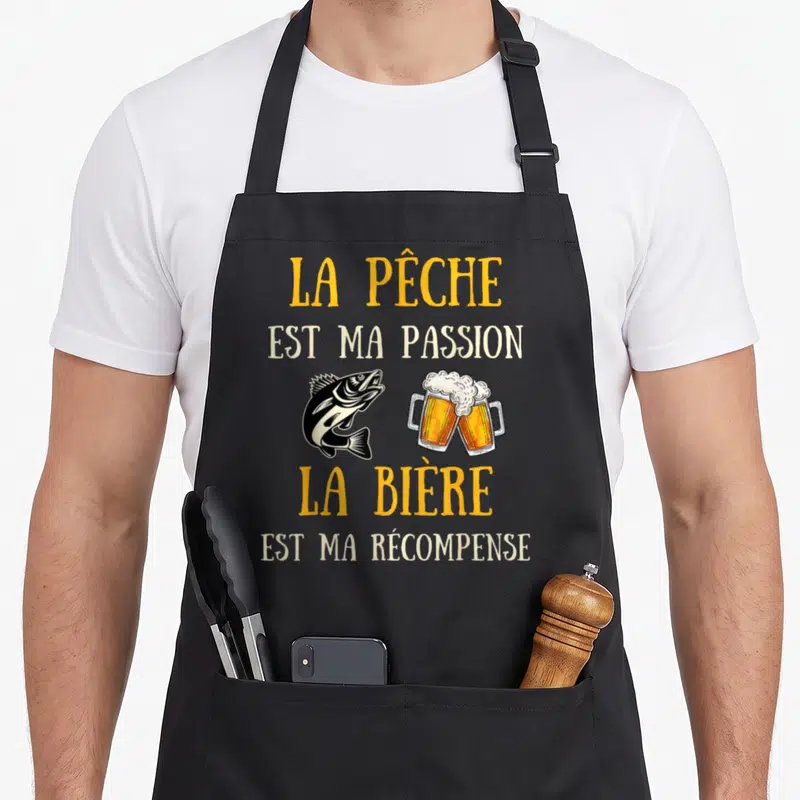 Tablier de cuisine noir avec texte jaune et blanc sur la pêche et la bière, illustré d'un poisson et deux verres qui se touchent.