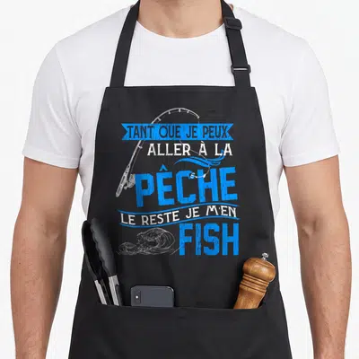 Tablier de cuisine noir avec inscription Tant que je peux aller à la pêche et illustration de canne à pêche bleue et blanche.