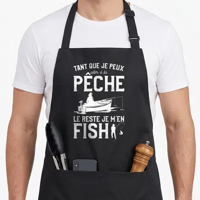 Tablier de cuisine noir avec inscription blanche sur la pêche et silhouette d'un homme dans un bateau.