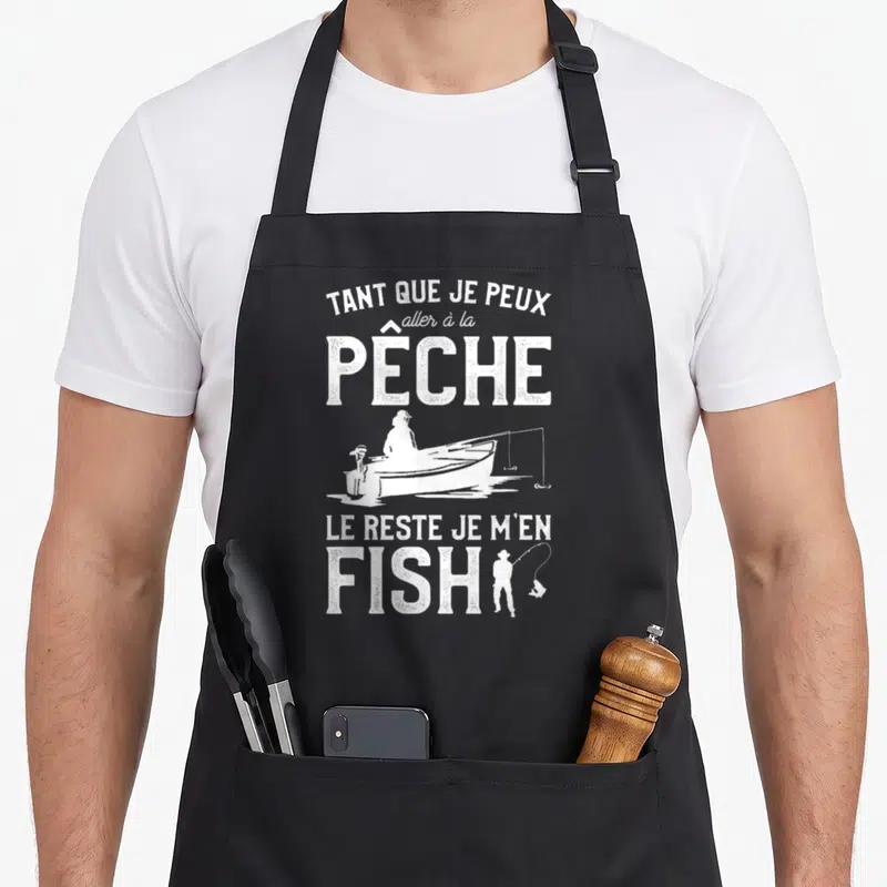 Tablier de cuisine noir avec inscription blanche sur la pêche et silhouette d'un homme dans un bateau.
