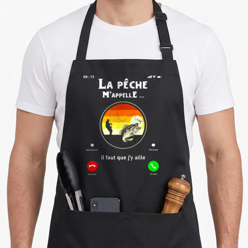 Tablier de cuisine noir avec illustration notification téléphone et silhouette pêcheur devant un poisson sautant.