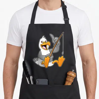 Tablier de cuisine noir avec une mouette blanche et grise tenant une canne à pêche en bois et un crochet métallique.