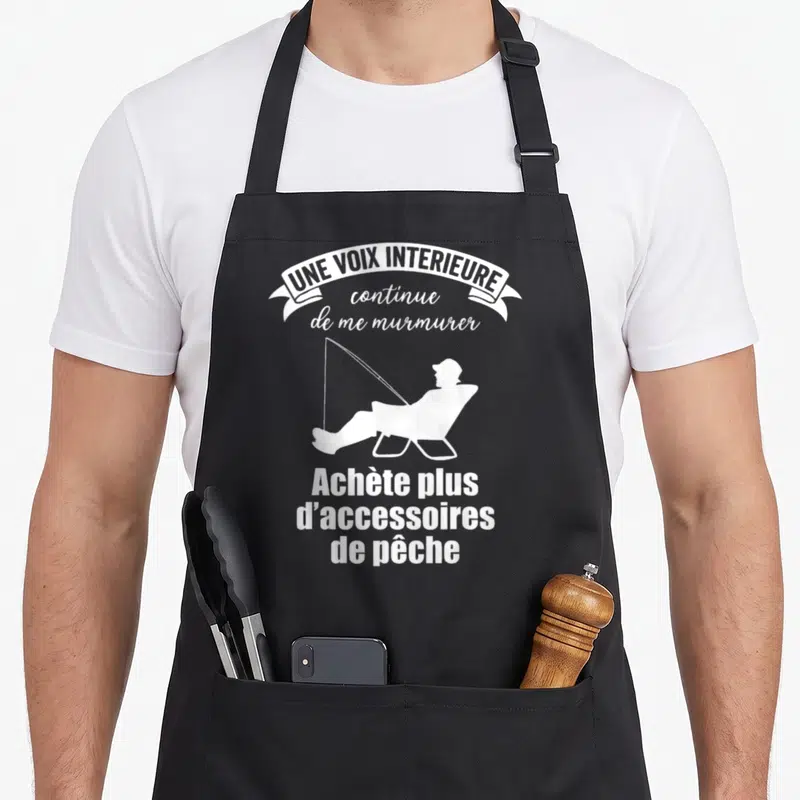 Tablier de cuisine noir avec une silhouette blanche d'un pecheur assis et le texte Achète plus d'accessoires de pêche.
