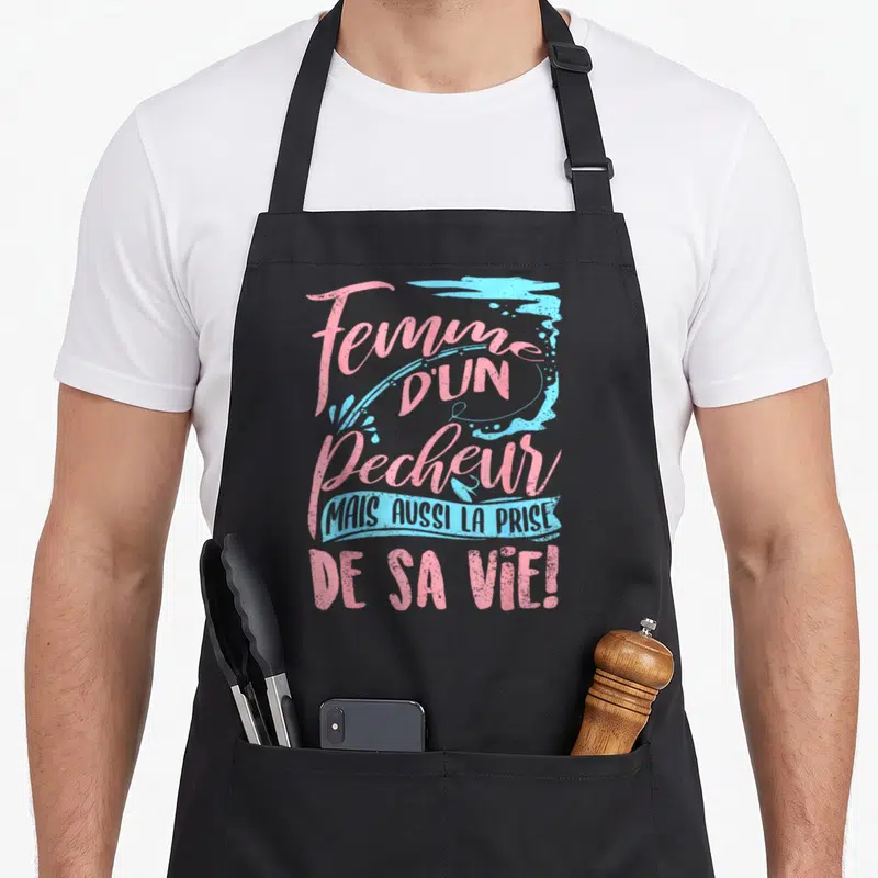 Tablier de cuisine noir avec une inscription rose et bleue célébrant les femmes de pêcheurs et leur passion.