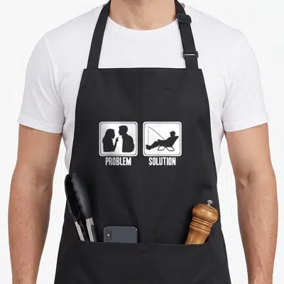 Tablier de cuisine noir avec deux vignettes blanches illustrant un couple et un pêcheur en chaise.