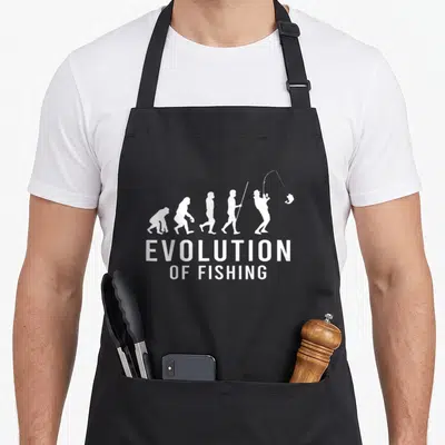 Tablier de cuisine noir avec silhouettes blanches montrant l'évolution du pêcheur tenant une canne à pêche.