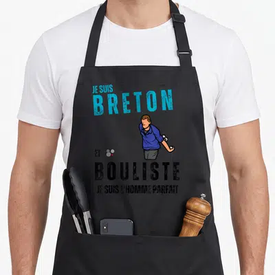 Tablier de cuisine noir avec illustration d'un bouleur et texte Je suis Breton et bouliste en typographie bleue et noire.