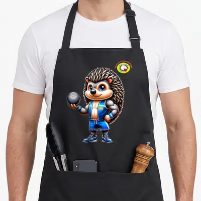 Tablier de cuisine noir avec hérisson athlète tenant une boule de pétanque en illustration colorée.