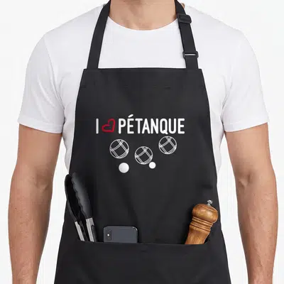 Tablier de cuisine noir avec l'inscription I love pétanque et trois boules de pétanque stylisées en blanc et rouge.