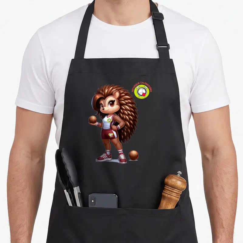 Tablier de cuisine noir avec illustration d'une hérisson femme tenant une boule de pétanque et logo Pétanque Calendaisie.