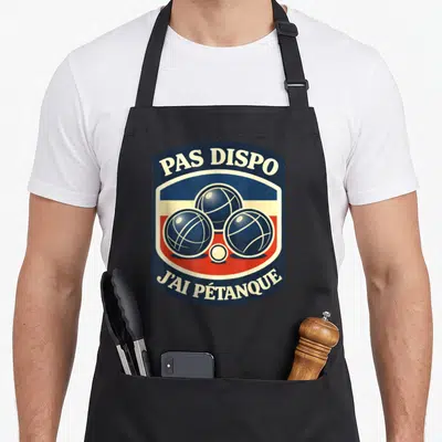Tablier de cuisine noir avec un logo rond bleu rouge blanc illustrant trois boules de pétanque et une cochonnette au centre.