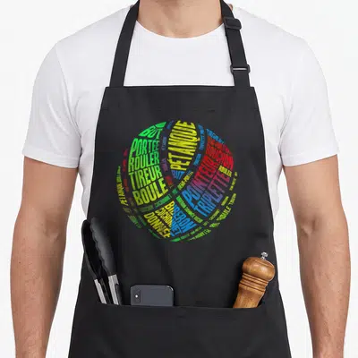 Tablier de cuisine noir avec un motif circulaire multicolore composé de termes liés à la pétanque comme bouliste, tireur et pointeur.