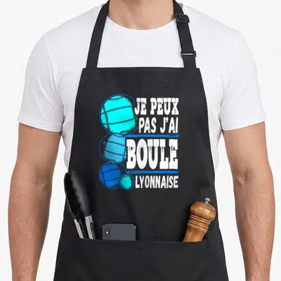 Tablier de cuisine noir avec trois boules de pétanque bleues et le texte blanc Je peux pas j'ai boule lyonnaise.