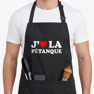 Tablier de cuisine noir avec l'inscription J'aime la Pétanque en blanc et un cœur rouge au centre du design imprimé.