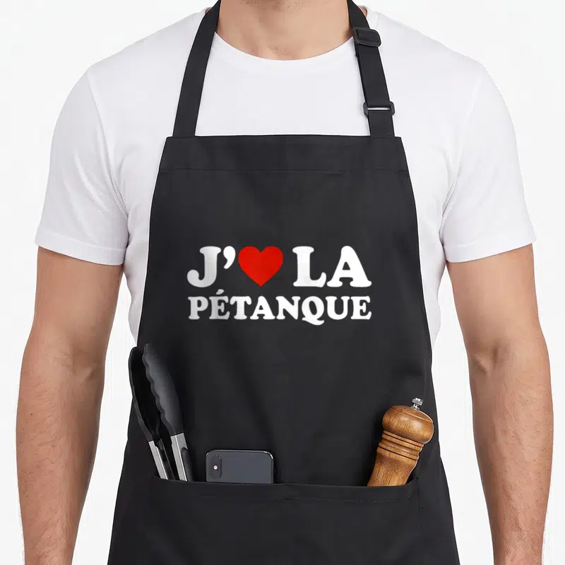 Tablier de cuisine noir avec l'inscription J'aime la Pétanque en blanc et un cœur rouge au centre du design imprimé.