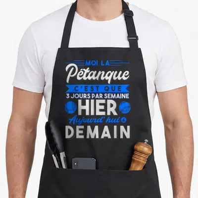 Tablier de cuisine noir avec inscription bleue et blanche sur le thème de la pétanque quotidienne.