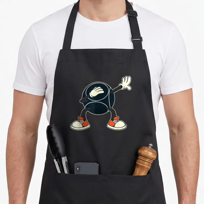 Tablier de cuisine noir avec une boule de pétanque animée aux bras, gants blancs et chaussures orange.