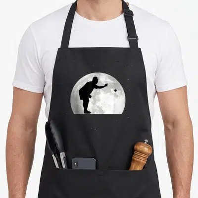 Tablier de cuisine noir avec silhouette boucheur devant une lune et boule volante.