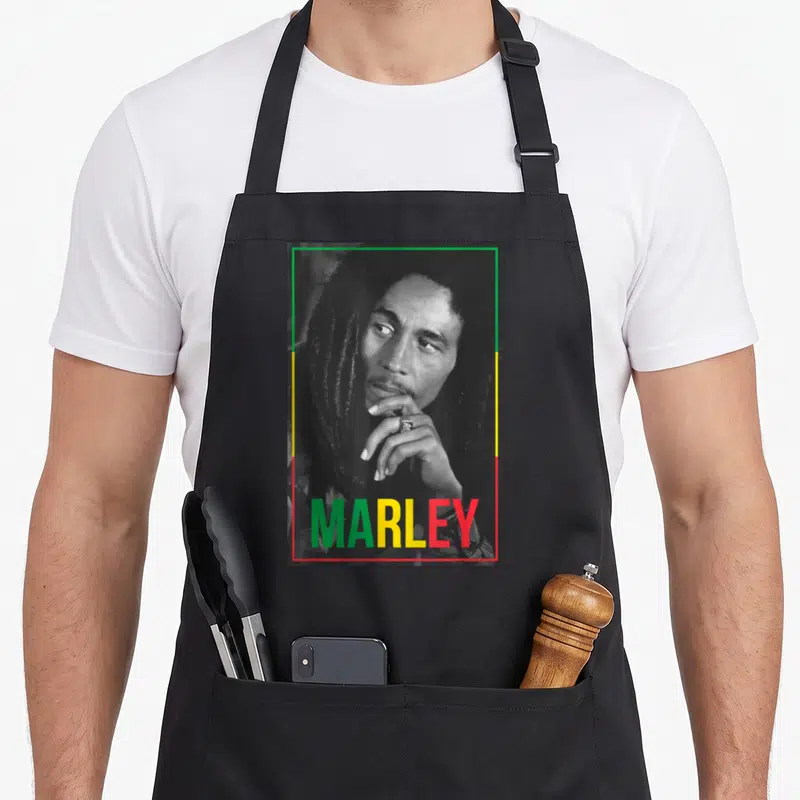 Tablier de cuisine noir avec portrait de Bob Marley et le nom Marley en lettres colorées.