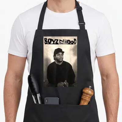 Tablier de cuisine noir avec une illustration en noir et blanc d'un homme au chapeau et le texte Boyz N The Hood en haut.
